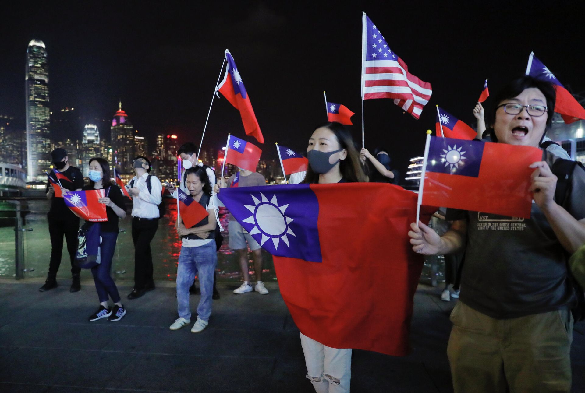 Люди c флагами Тайваня и США на митинге по случаю Национального дня Тайваня в Гонконге Люди c флагами Тайваня и США на митинге по случаю Национального дня Тайваня в Гонконге - РИА Новости, 1920, 30.03.2023