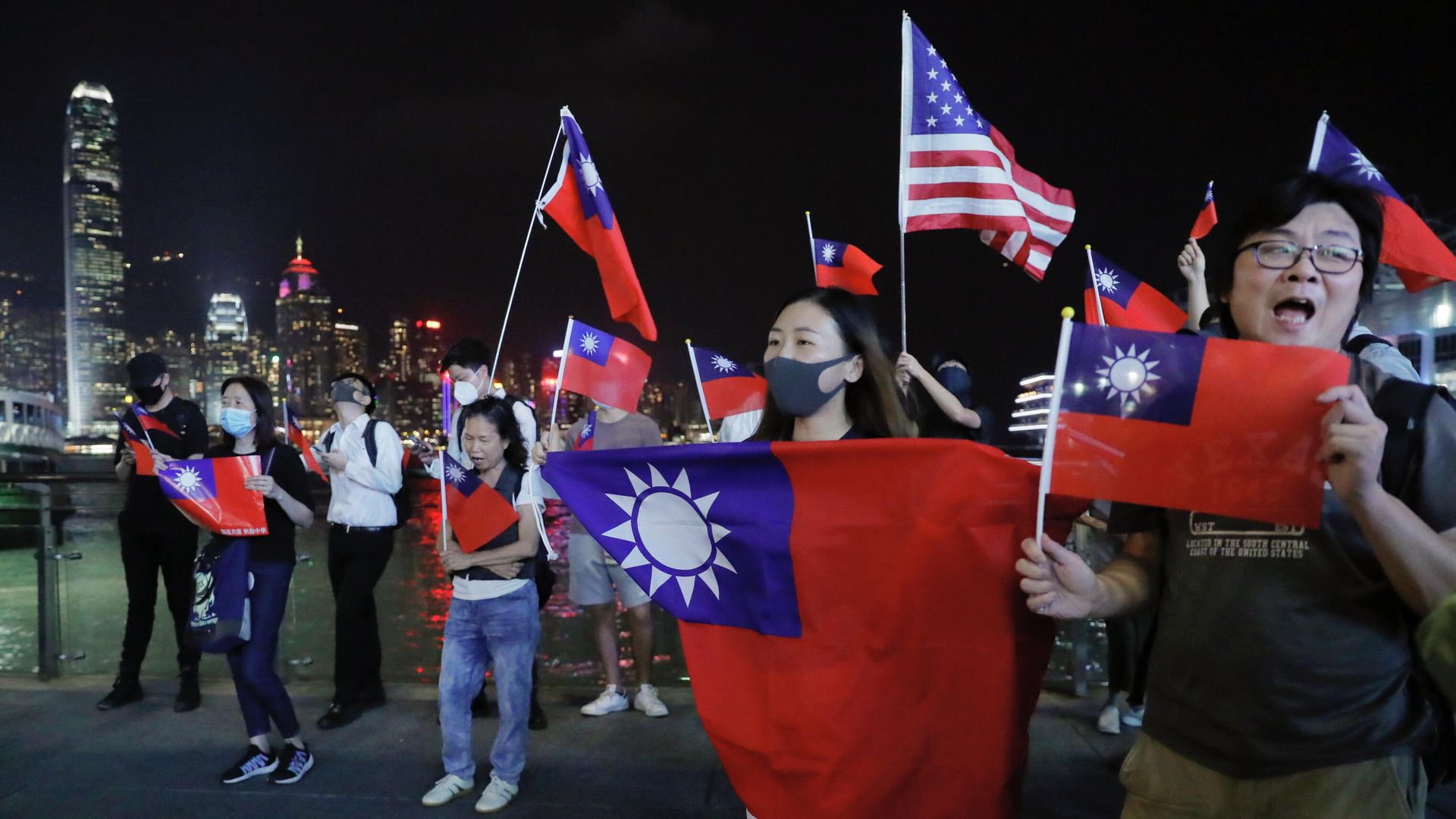 Люди c флагами Тайваня и США на митинге по случаю Национального дня Тайваня в Гонконге - РИА Новости, 1920, 07.11.2021
