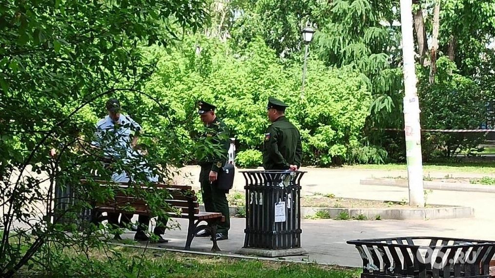 Полицейские на месте нападения в Екатеринбурге Полицейские на месте нападения в Екатеринбурге - РИА Новости, 1920, 17.05.2021