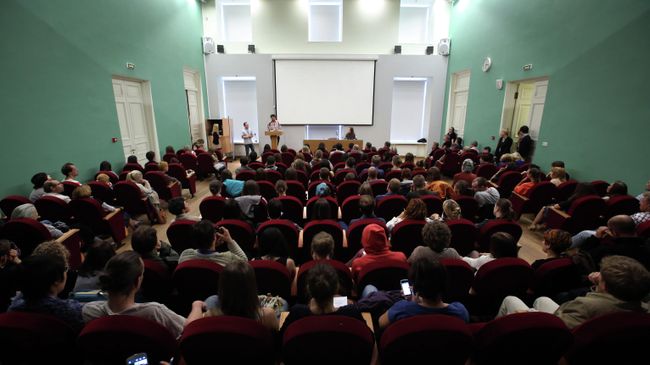 Слушатели в аудитории во время лекции