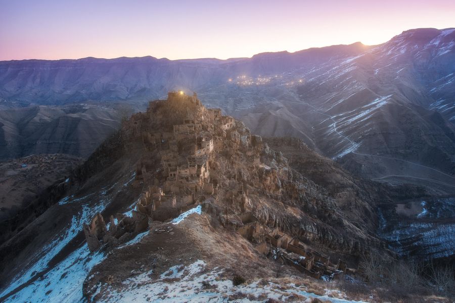 Заброшенный аул Гамсутль в первых лучах рассвета