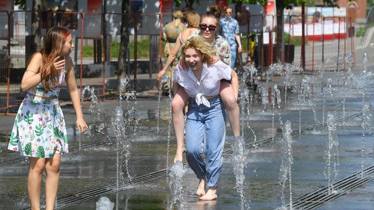 Девушки в парке Музеон в Москве Девушки в парке Музеон в Москве