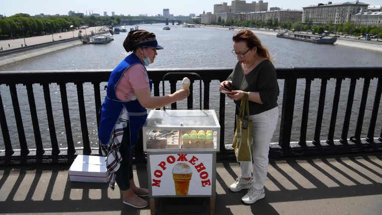 Женщина покупает мороженое на Крымском мосту в Москве Женщина покупает мороженое на Крымском мосту в Москве