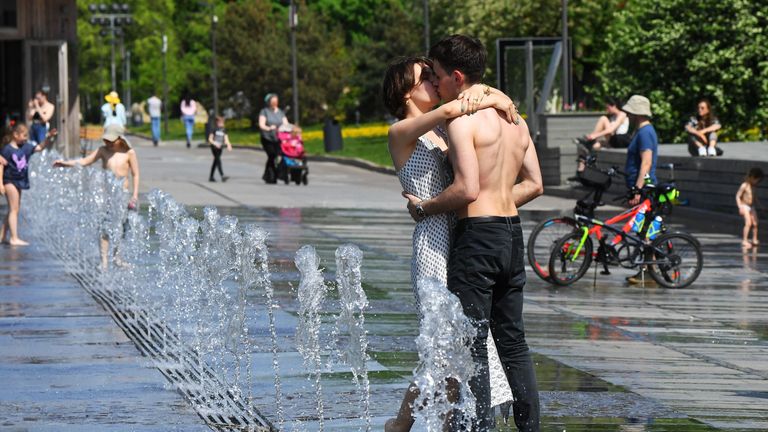 Молодые люди в парке Музеон в Москве Молодые люди в парке Музеон в Москве