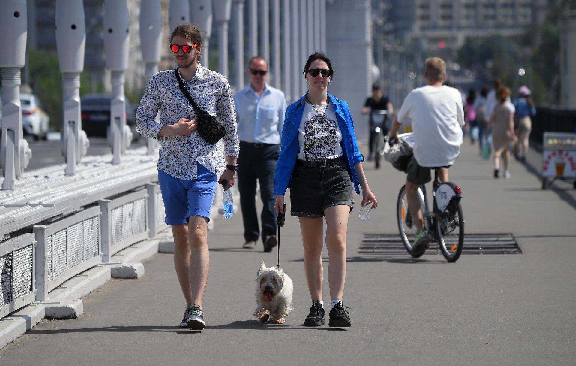 Молодые люди идут по Крымском мосту в Москве Молодые люди идут по Крымском мосту в Москве - РИА Новости, 1920, 01.10.2025