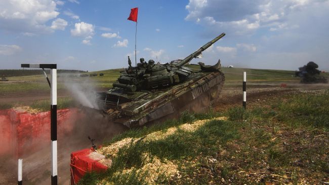 Танк Т-72Б3 во время прохождения этапа индивидуальной гонки с боевой стрельбой и преодолением маршрута с естественными и искусственными препятствиями в рамках всеармейского конкурса Танковый биатлон на Чебаркульском полигоне в Челябинской области Танк Т-72Б3 во время прохождения этапа индивидуальной гонки с боевой стрельбой и преодолением маршрута с естественными и искусственными препятствиями в рамках всеармейского конкурса Танковый биатлон на Чебаркульском полигоне в Челябинской области
