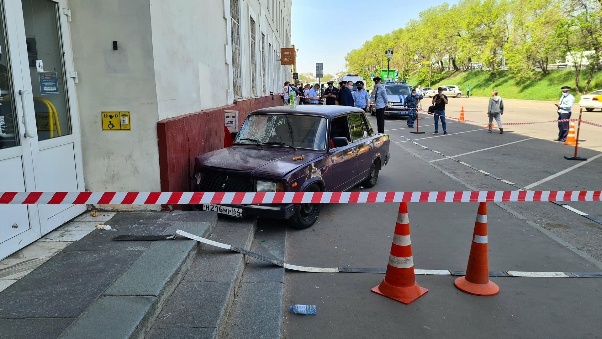 Последствия ДТП на Волгоградском проспекте, где автомобиль ВАЗ выехал на тротуар и сбил пешеходов Последствия ДТП на Волгоградском проспекте, где автомобиль ВАЗ выехал на тротуар и сбил пешеходов - РИА Новости, 1920, 18.05.2021