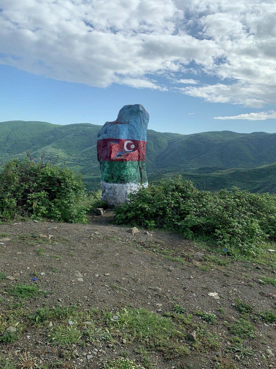 Камень, выкрашенный в цвета азербайджанского флага Камень, выкрашенный в цвета азербайджанского флага
