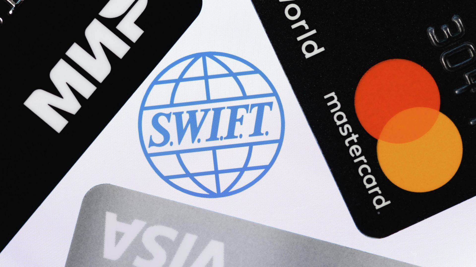 Логотип сети межбанковских телекоммуникаций SWIFT и банковские карты - РИА Новости, 1920, 18.05.2021