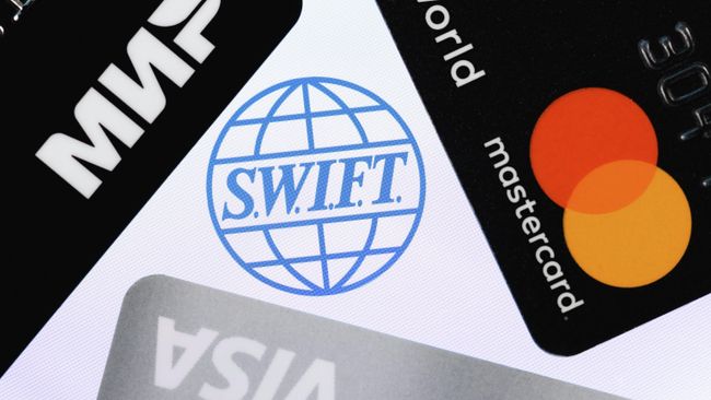 Логотип сети межбанковских телекоммуникаций SWIFT и банковские карты