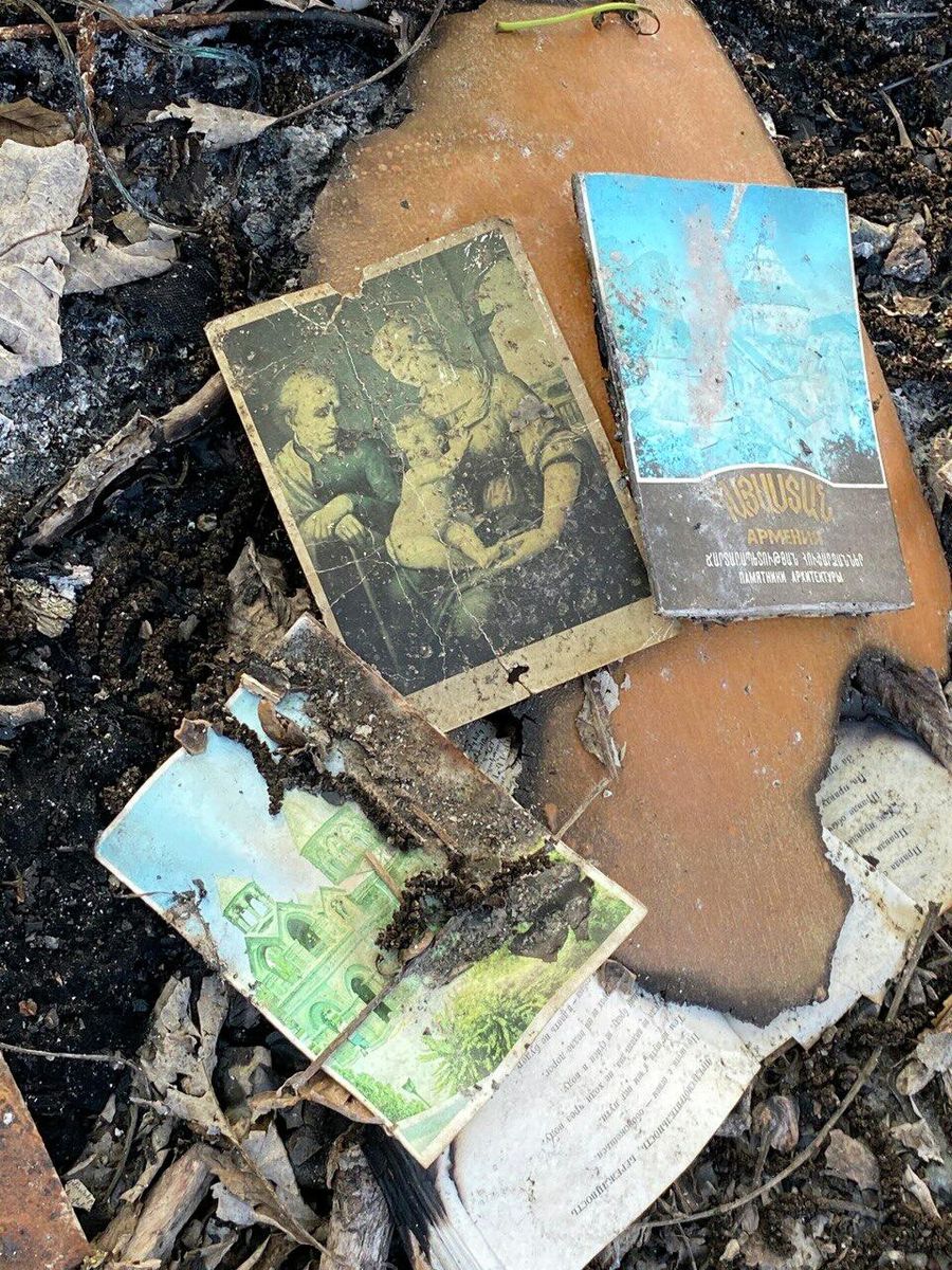 Книги и фотографии перед домом настоятеля церкви в Гадруте Книги и фотографии перед домом настоятеля церкви в Гадруте