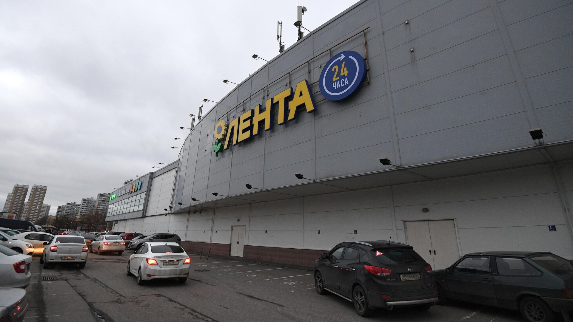 Вывеска на стена супермаркета сети Лента Вывеска на стена супермаркета сети Лента - РИА Новости, 1920, 02.12.2024