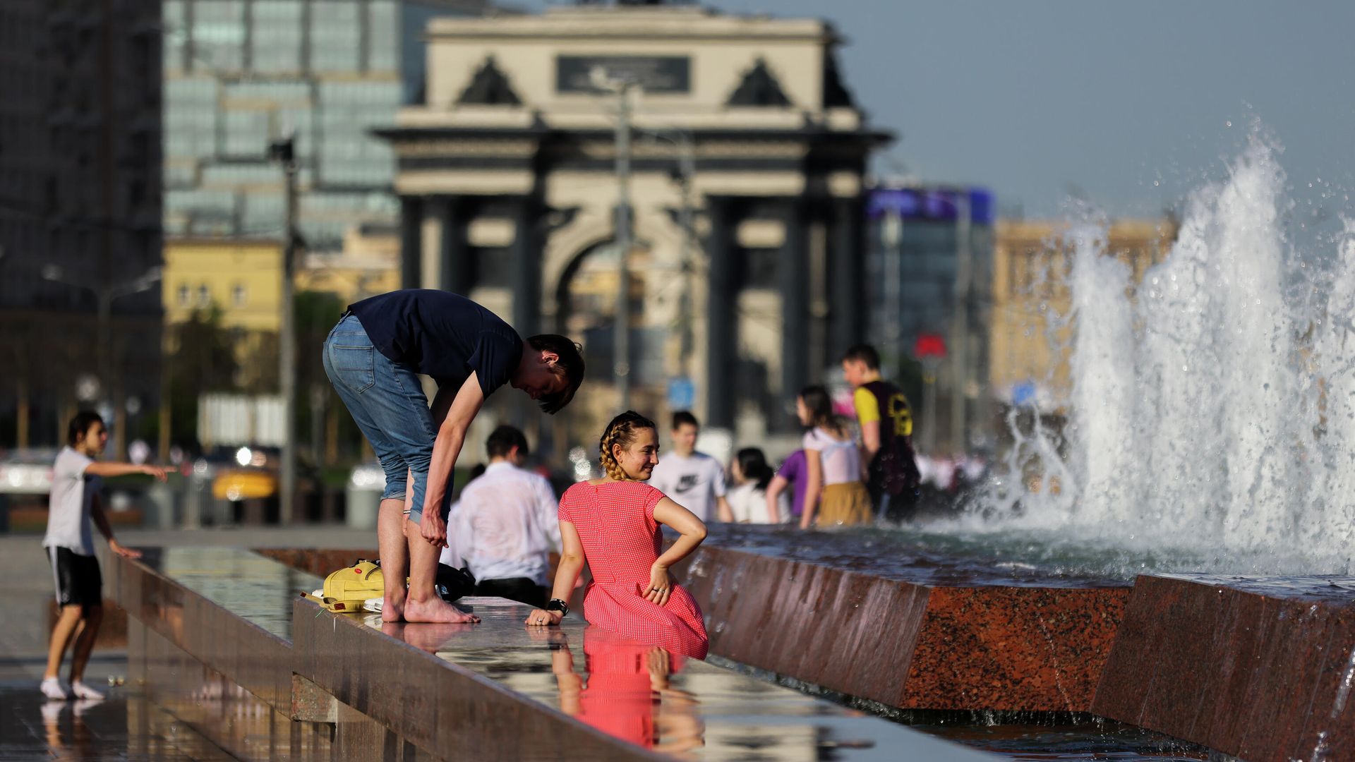 Молодые люди у фонтана в парке Победы в Москве в жаркую погоду Молодые люди у фонтана в парке Победы в Москве в жаркую погоду - РИА Новости, 1920, 15.06.2021