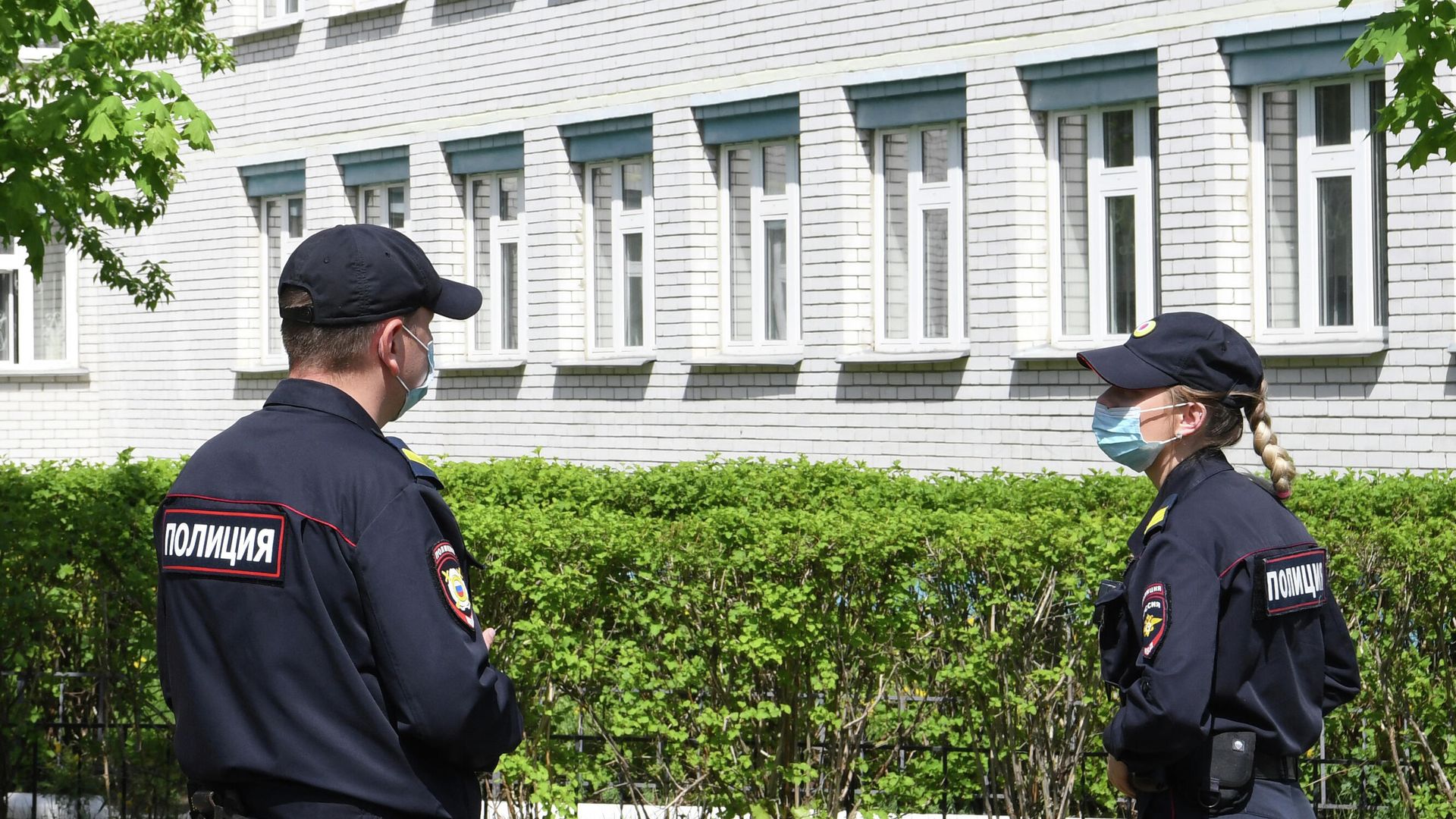 Сотрудники правоохранительных органов у здания школы Сотрудники правоохранительных органов у здания школы - РИА Новости, 1920, 27.09.2022