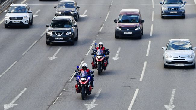 Сотрудники мотогруппы из расчетов быстрого реагирования Пожарно-спасательного центра Москвы
