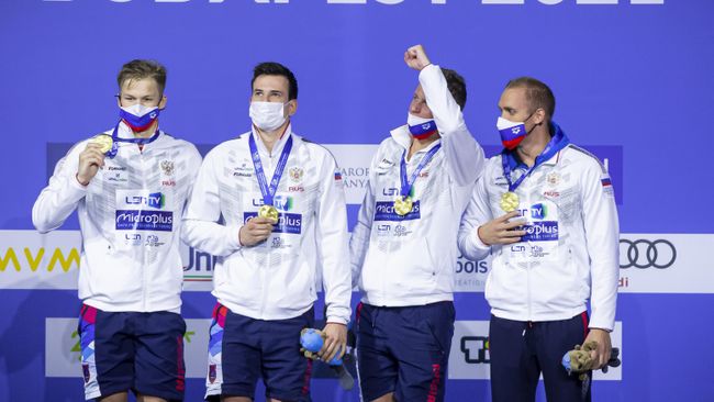 Слева направо: Александр Щеголев, Мартин Малютин, Александр Красных и Михаил Вековищев (Россия), завоевавшие золотые медали в финале эстафеты 4х200 метров среди мужчин вольным стилем на чемпионате Европы по водным видам спорта в Будапеште.