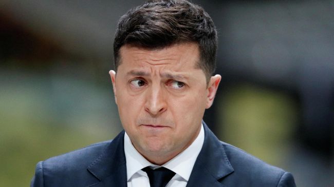 Президент Украины Владимир Зеленский во время пресс-конференции по итогам второго года своей работы на авиазаводе Антонов