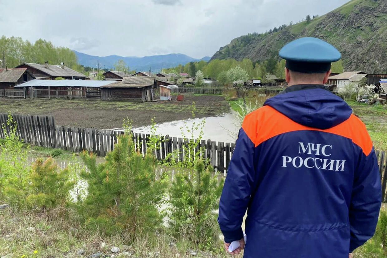 Сотрудник МЧС РФ осматривает затопленную территорию в Хакасии Сотрудник МЧС РФ осматривает затопленную территорию в Хакасии - РИА Новости, 1920, 10.03.2026