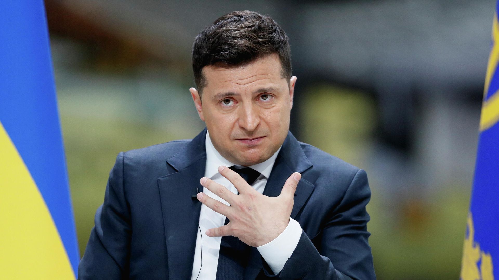 Президент Украины Владимир Зеленский во время пресс-конференции по итогам двух лет пребывания в должности главы государства на территории авиационного завода Антонов Президент Украины Владимир Зеленский во время пресс-конференции по итогам двух лет пребывания в должности главы государства на территории авиационного завода Антонов - РИА Новости, 1920, 07.06.2021