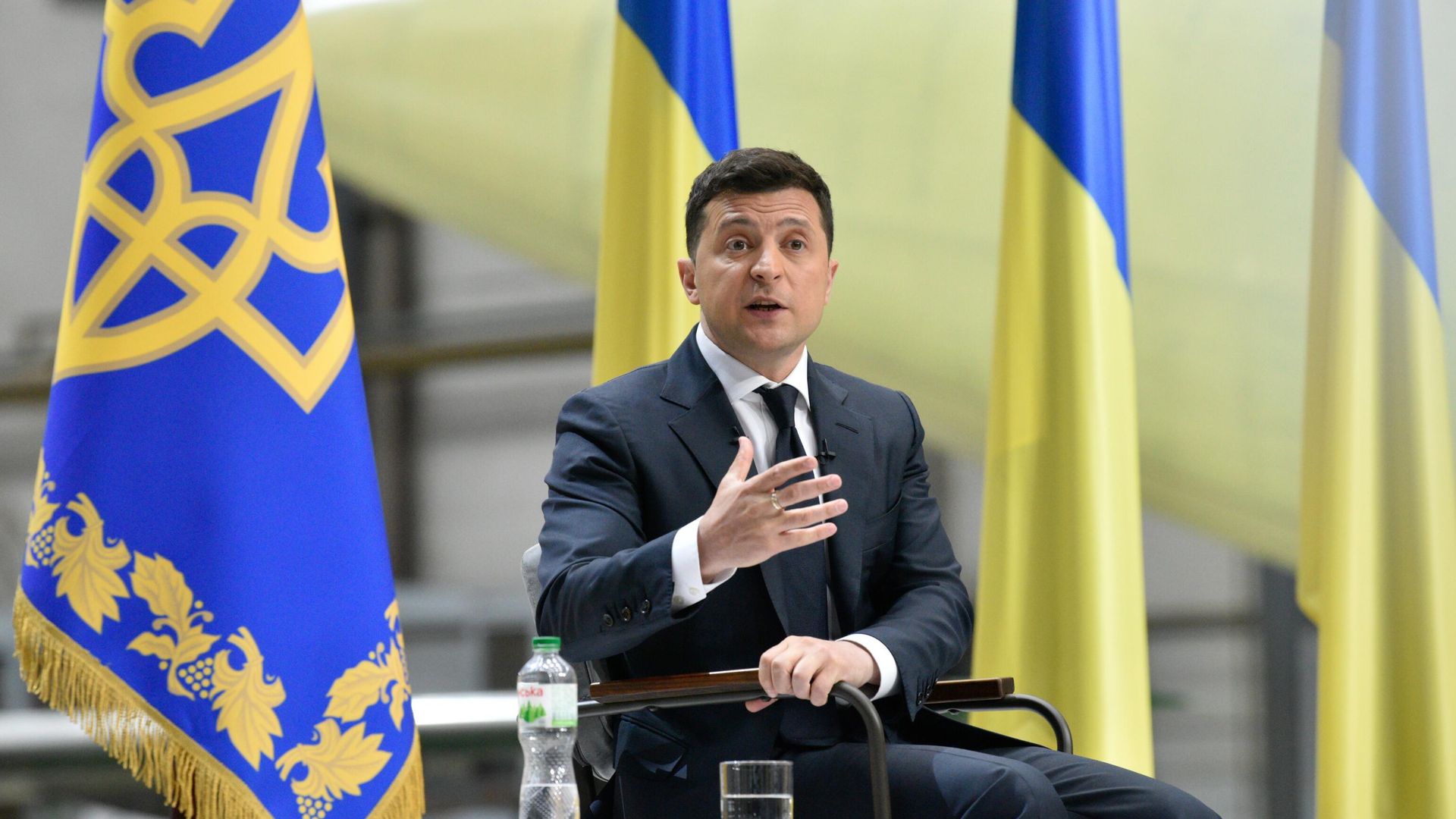 Президент Украины Владимир Зеленский во время пресс-конференции по итогам двух лет пребывания в должности главы государства на территории авиационного завода Антонов Президент Украины Владимир Зеленский во время пресс-конференции по итогам двух лет пребывания в должности главы государства на территории авиационного завода Антонов - РИА Новости, 1920, 29.07.2021