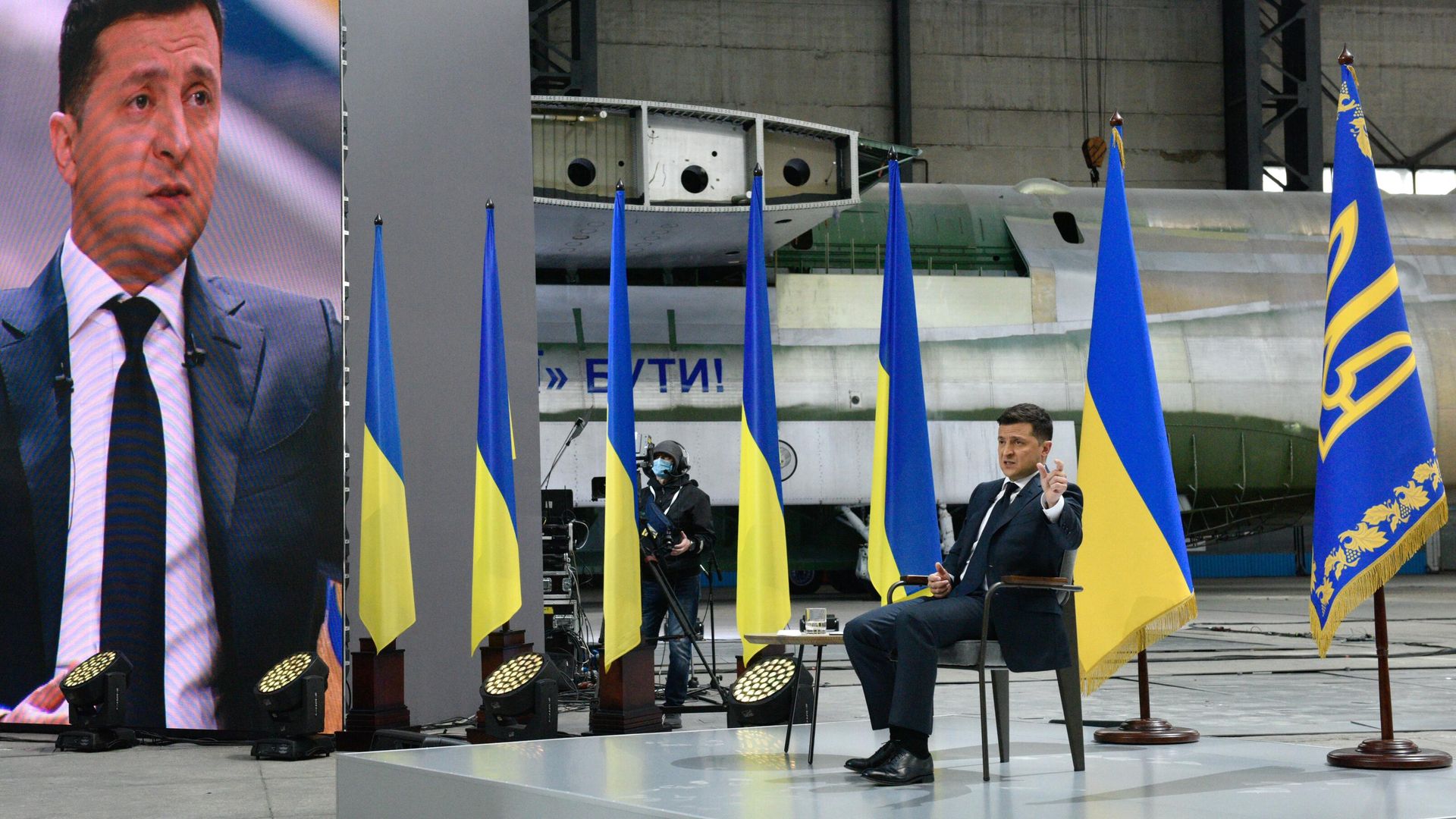 Президент Украины Владимир Зеленский во время пресс-конференции по итогам двух лет пребывания в должности главы государства на территории авиационного завода Антонов Президент Украины Владимир Зеленский во время пресс-конференции по итогам двух лет пребывания в должности главы государства на территории авиационного завода Антонов - РИА Новости, 1920, 12.09.2021