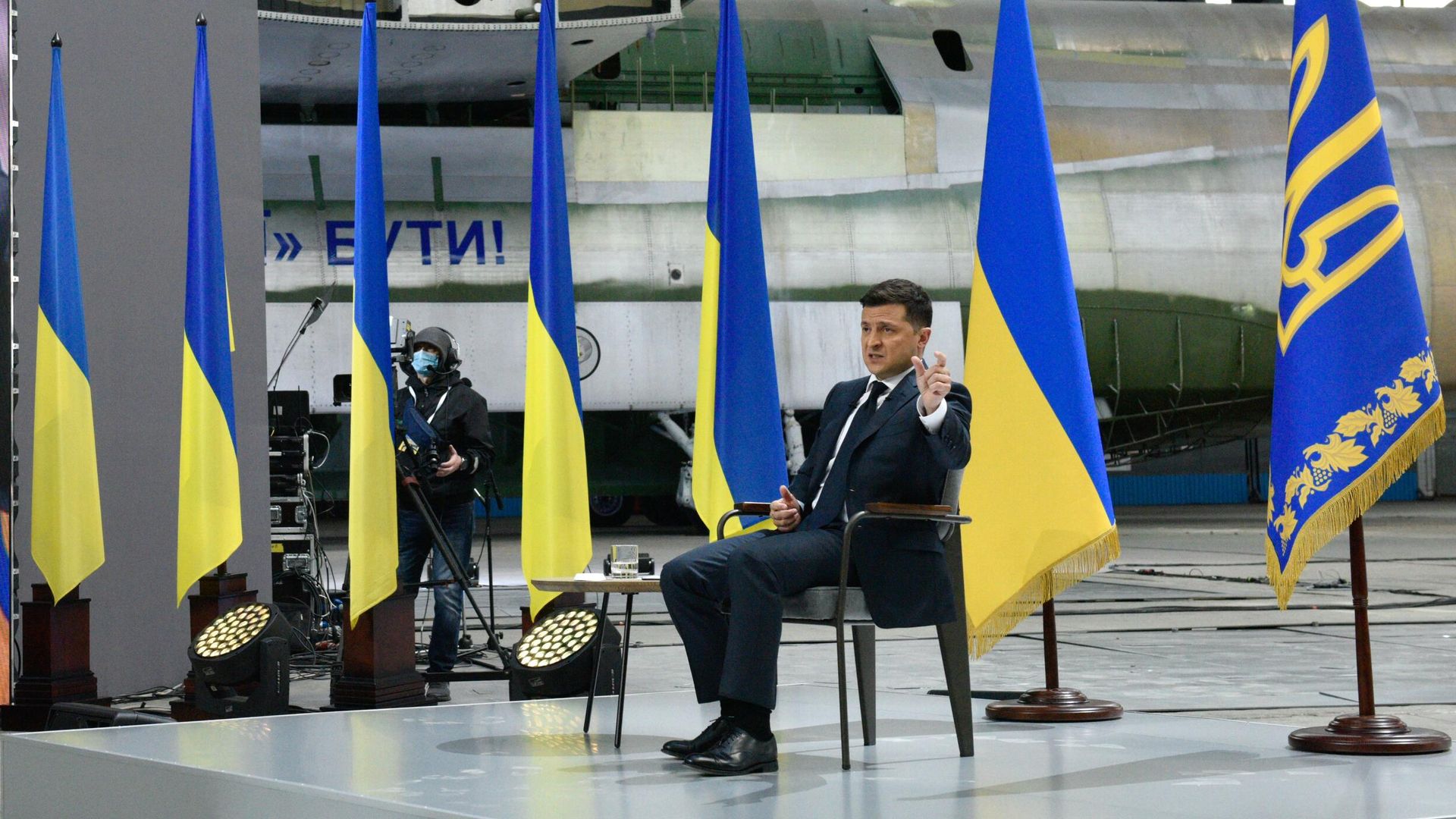 Президент Украины Владимир Зеленский во время пресс-конференции по итогам двух лет пребывания в должности главы государства на территории авиационного завода Антонов Президент Украины Владимир Зеленский во время пресс-конференции по итогам двух лет пребывания в должности главы государства на территории авиационного завода Антонов - РИА Новости, 1920, 12.09.2021