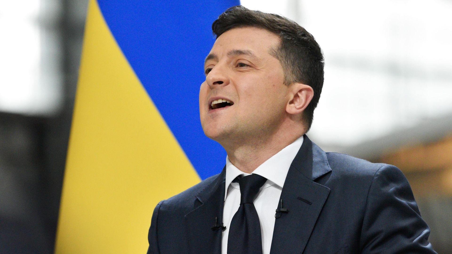 Президент Украины Владимир Зеленский во время пресс-конференции по итогам двух лет пребывания в должности главы государства на территории авиационного завода Антонов Президент Украины Владимир Зеленский во время пресс-конференции по итогам двух лет пребывания в должности главы государства на территории авиационного завода Антонов - РИА Новости, 1920, 09.10.2021