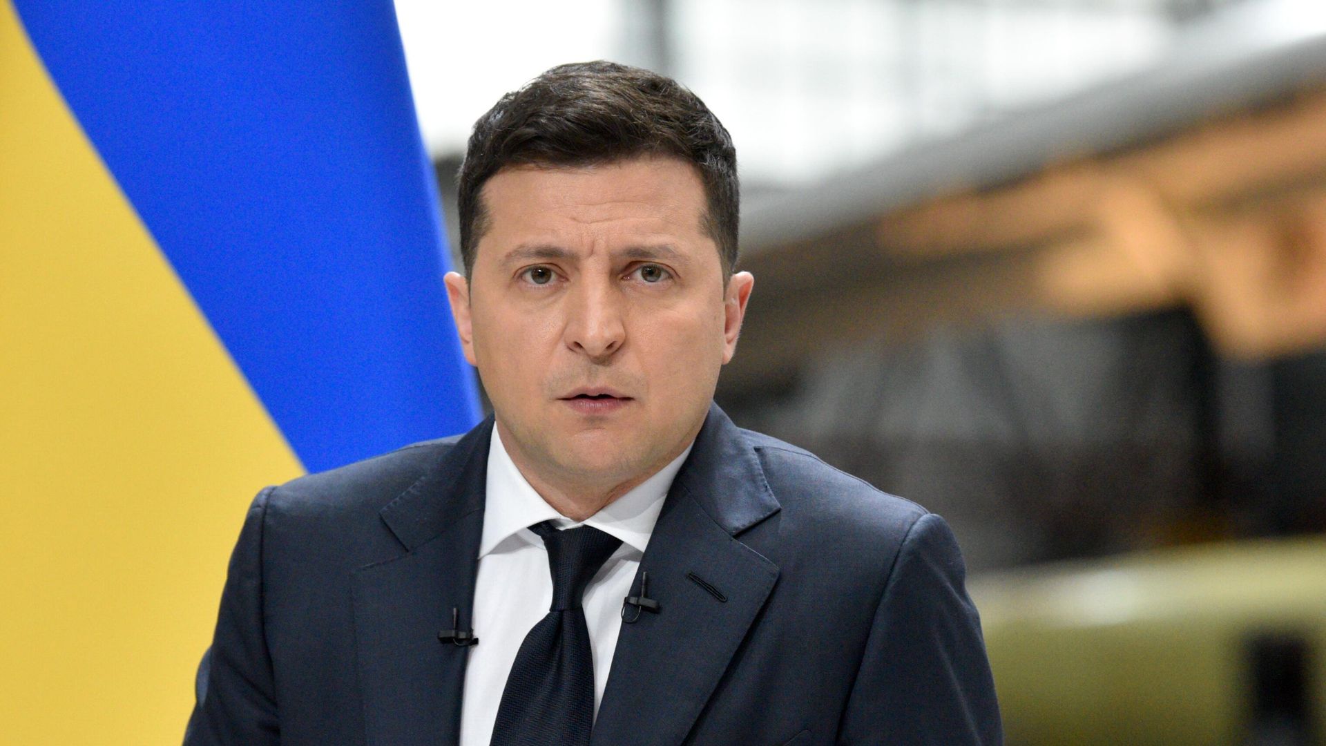 Президент Украины Владимир Зеленский во время пресс-конференции по итогам двух лет пребывания в должности главы государства на территории авиационного завода Антонов Президент Украины Владимир Зеленский во время пресс-конференции по итогам двух лет пребывания в должности главы государства на территории авиационного завода Антонов - РИА Новости, 1920, 07.06.2021