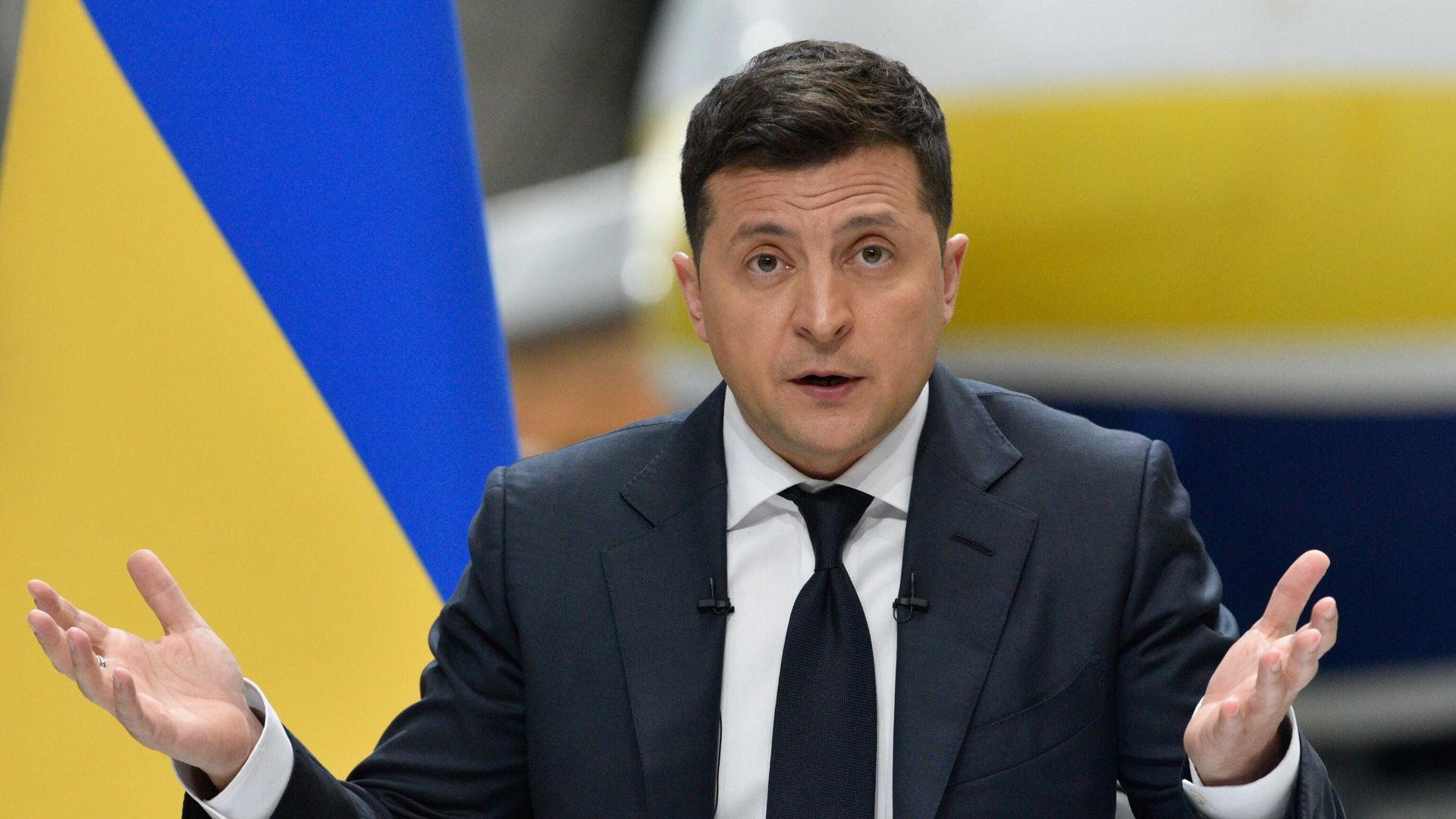 Президент Украины Владимир Зеленский во время пресс-конференции по итогам двух лет пребывания в должности главы государства на территории авиационного завода Антонов Президент Украины Владимир Зеленский во время пресс-конференции по итогам двух лет пребывания в должности главы государства на территории авиационного завода Антонов - РИА Новости, 1920, 09.06.2021