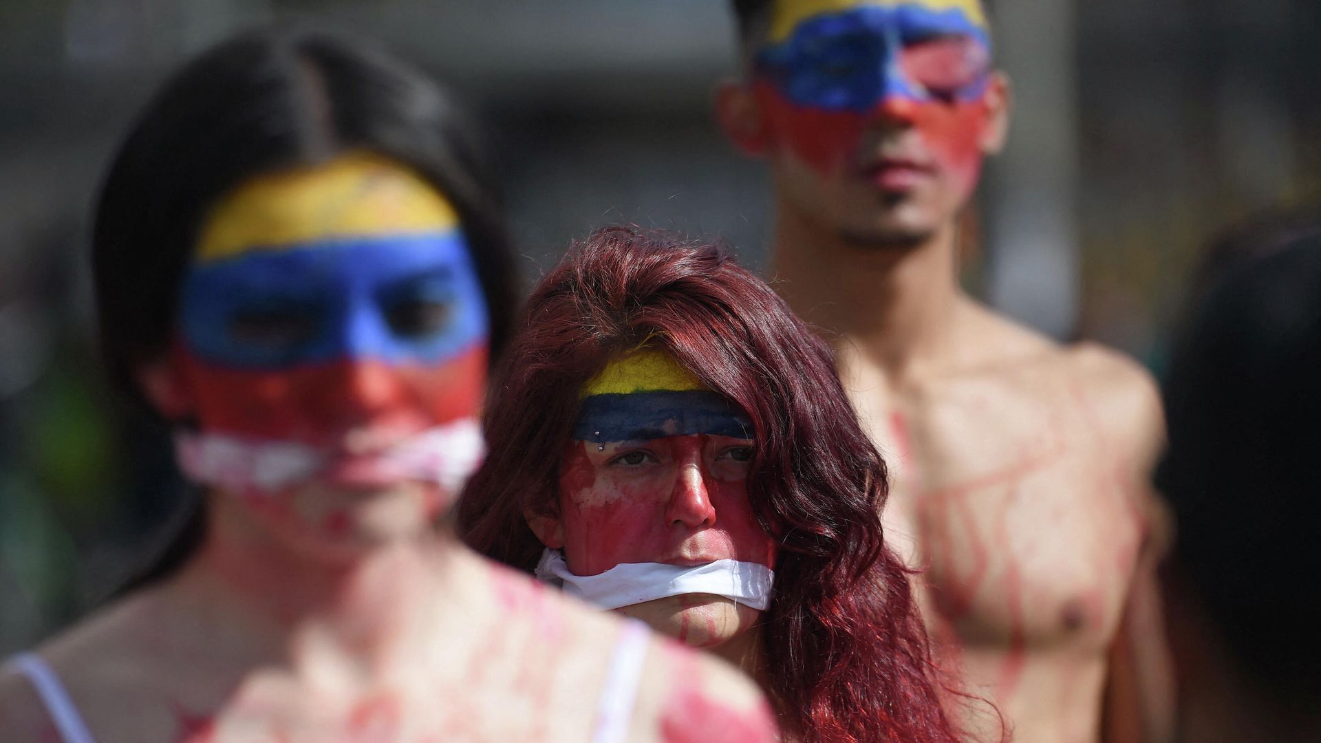 Street artists perform during a protest against Colombia hosting the Copa America football tournament outside El Campin Stadium in Bogota, on May 19, 2021, as the country faces its worst political and civil crisis in recent history. - The Copa America is scheduled to take place from June 13 to July 10. (Photo by DANIEL MUNOZ / AFP) Street artists perform during a protest against Colombia hosting the Copa America football tournament outside El Campin Stadium in Bogota, on May 19, 2021, as the country faces its worst political and civil crisis in recent history. - The Copa America is scheduled to take place from June 13 to July 10. (Photo by DANIEL MUNOZ / AFP) - РИА Новости, 1920, 20.05.2021