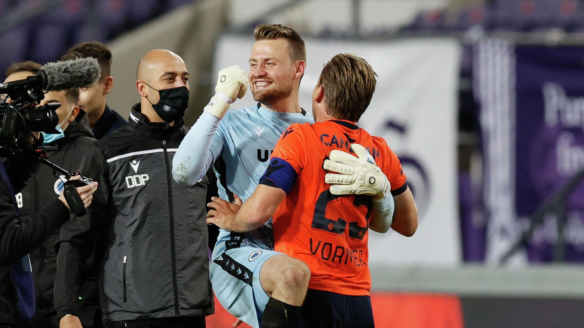 Brugge's Belgium goalkeeper Simon Mignolet and Brugge's Belgium midfielder Ruud Vormer celebrate after winning the title during the Belgian Jupiler Pro League football match between RSC Anderlecht and Club Brugge KV in Brussels on May 20, 2021. (Photo by BRUNO FAHY / various sources / AFP) / Belgium OUT Brugge's Belgium goalkeeper Simon Mignolet and Brugge's Belgium midfielder Ruud Vormer celebrate after winning the title during the Belgian Jupiler Pro League football match between RSC Anderlecht and Club Brugge KV in Brussels on May 20, 2021. (Photo by BRUNO FAHY / various sources / AFP) / Belgium OUT - РИА Новости, 1920, 21.05.2021