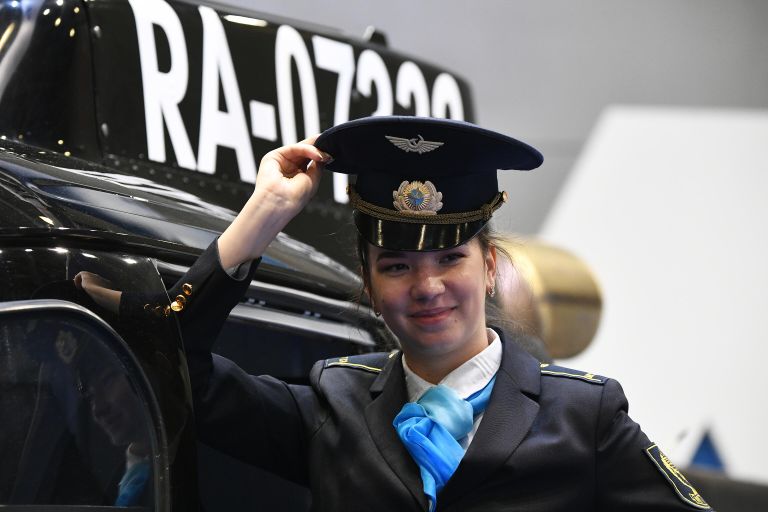 Девушка на XIV Международной выставки вертолетной индустрии HeliRussia 2021 в Москве Девушка на XIV Международной выставки вертолетной индустрии HeliRussia 2021 в Москве