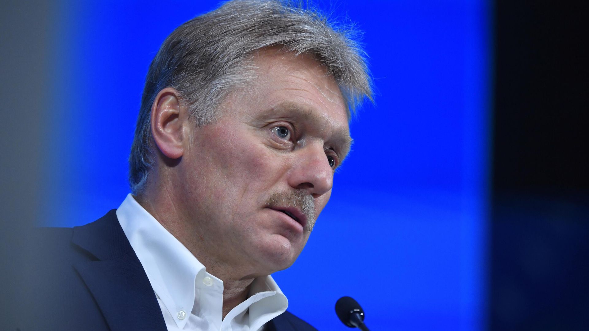 Заместитель руководителя администрации президента - пресс-секретарь президента РФ Дмитрий Песков во время выступления на марафоне Новое Знание в Москве Заместитель руководителя администрации президента - пресс-секретарь президента РФ Дмитрий Песков во время выступления на марафоне Новое Знание в Москве - РИА Новости, 1920, 04.07.2021