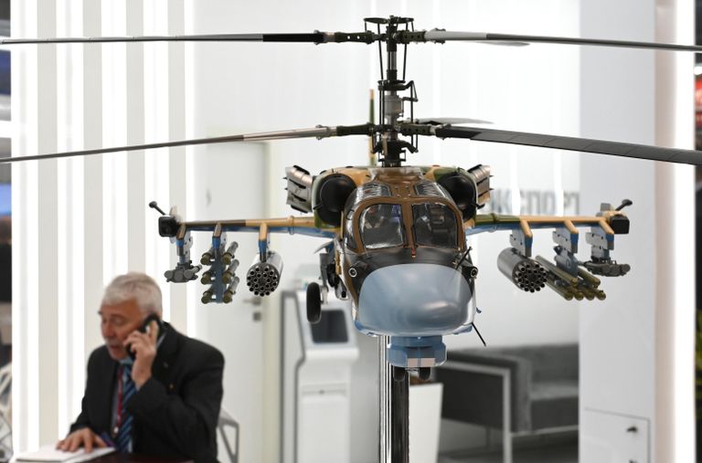 Макет ударного вертолета Ка-52 Аллигатор на XIV Международной выставки вертолетной индустрии HeliRussia 2021 в Москве Макет ударного вертолета Ка-52 Аллигатор на XIV Международной выставки вертолетной индустрии HeliRussia 2021 в Москве
