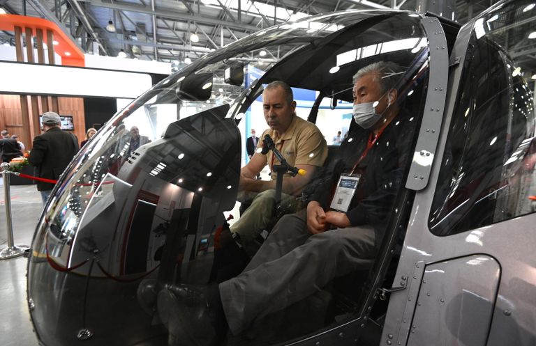 Посетители на XIV Международной выставки вертолетной индустрии HeliRussia 2021 в Москве Посетители на XIV Международной выставки вертолетной индустрии HeliRussia 2021 в Москве