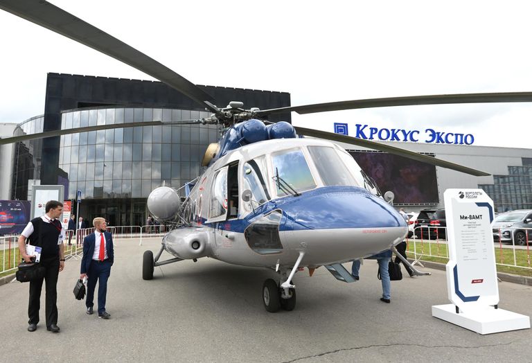Вертолет Ми-8АМТ на XIV Международной выставки вертолетной индустрии HeliRussia 2021 в Москве Вертолет Ми-8АМТ на XIV Международной выставки вертолетной индустрии HeliRussia 2021 в Москве