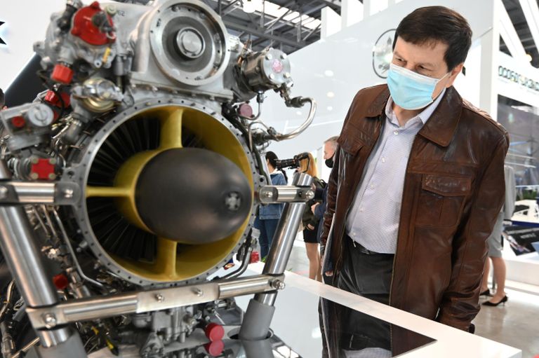Посетитель на XIV Международной выставке вертолетной индустрии HeliRussia 2021 в Москве Посетитель на XIV Международной выставке вертолетной индустрии HeliRussia 2021 в Москве