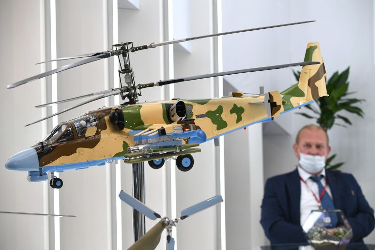 Макет ударного вертолета Ка-52 Аллигатор на XIV Международной выставки вертолетной индустрии HeliRussia 2021 в Москве Макет ударного вертолета Ка-52 Аллигатор на XIV Международной выставки вертолетной индустрии HeliRussia 2021 в Москве