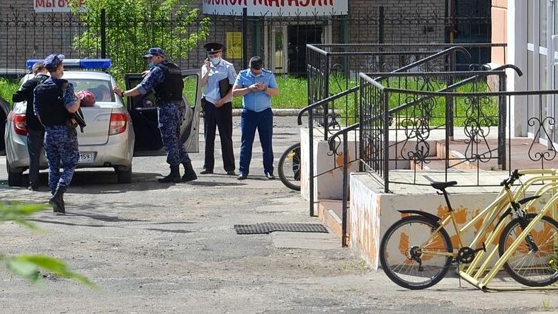 Сотрудники полиции возле лицея No1 в городе Березники, где ученик напал на учительницу - РИА Новости, 1920, 21.05.2021