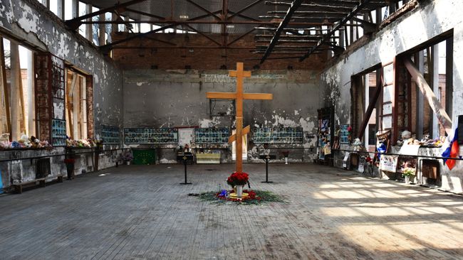 Мемориал на месте спортзала школы № 1 в Беслане