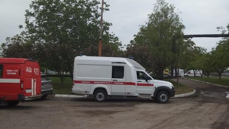 Автомобили МЧС и скорой помощи на месте отравления рабочих в коллекторе в Ростовской области Автомобили МЧС и скорой помощи на месте отравления рабочих в коллекторе в Ростовской области - РИА Новости, 1920, 21.05.2021