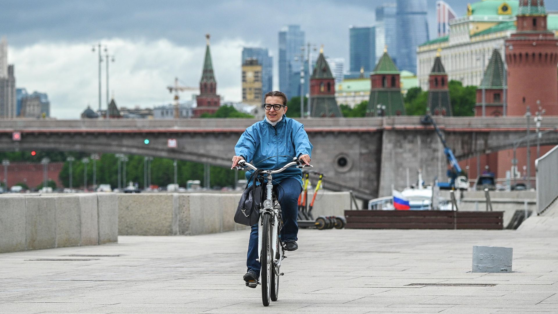 Девушка едет на велосипеде по Москворецкой набережной в Москве Девушка едет на велосипеде по Москворецкой набережной в Москве - РИА Новости, 1920, 08.06.2021