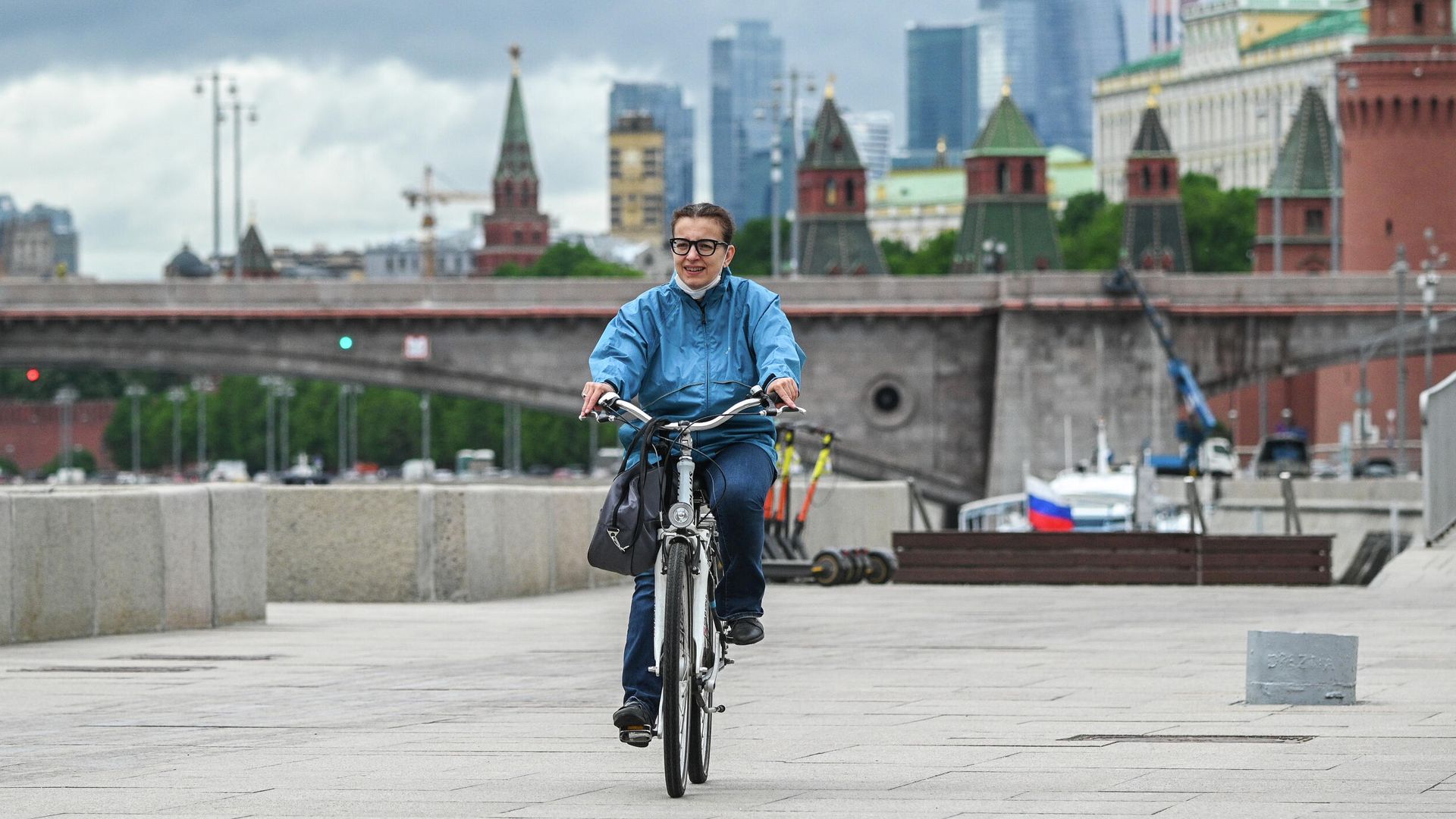 Девушка едет на велосипеде по Москворецкой набережной в Москве - РИА Новости, 1920, 08.06.2021