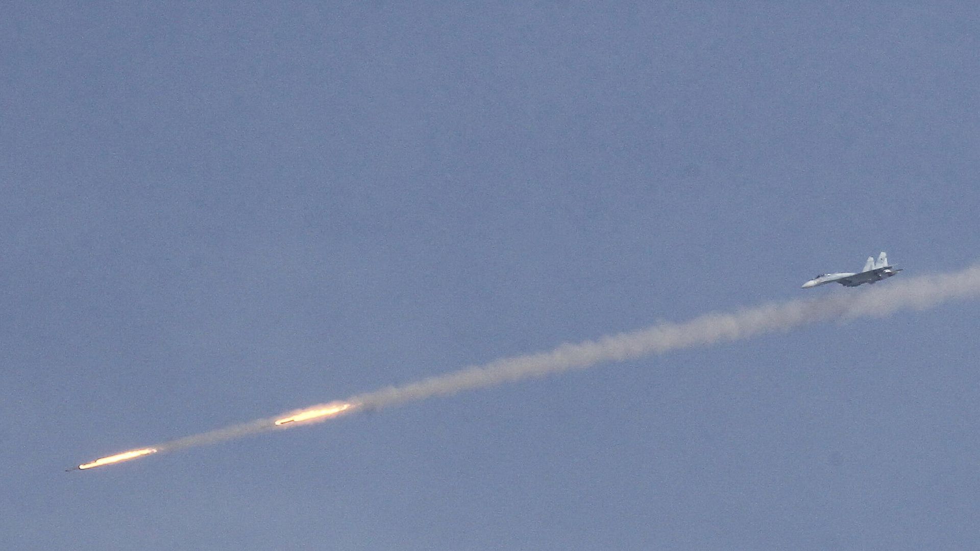 Истребитель СУ-27 производит пуск бортовых ракет во время учений на полигоне Ашулук Истребитель СУ-27 производит пуск бортовых ракет во время учений на полигоне Ашулук - РИА Новости, 1920, 22.05.2021