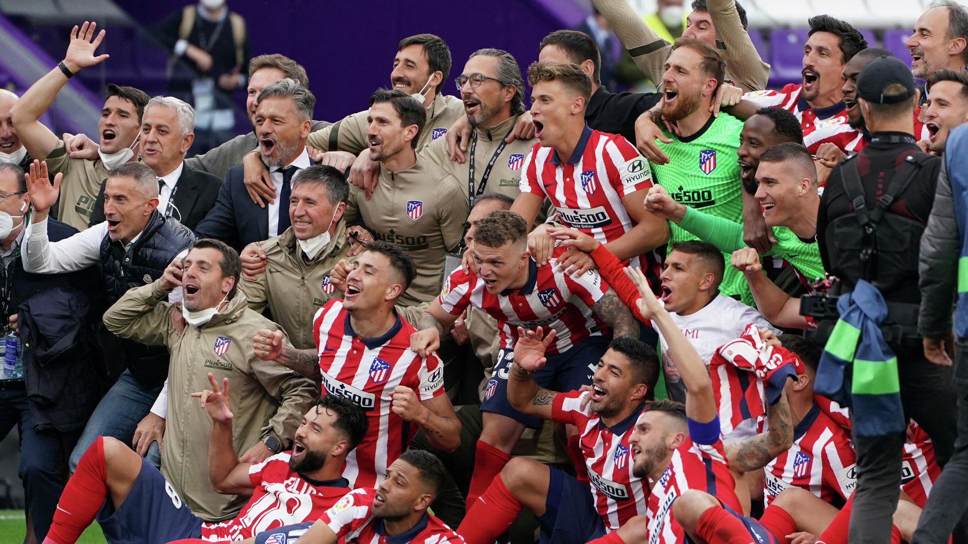 Atletico Madrid's players celebrate after winning the Spanish league football match against Real Valladolid FC and the Liga Championship title at the Jose Zorilla stadium in Valladolid on May 22, 2021. (Photo by CESAR MANSO / AFP) Atletico Madrid's players celebrate after winning the Spanish league football match against Real Valladolid FC and the Liga Championship title at the Jose Zorilla stadium in Valladolid on May 22, 2021. (Photo by CESAR MANSO / AFP) - РИА Новости, 1920, 22.05.2021