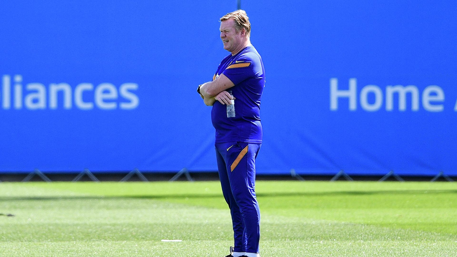 Barcelona's Dutch coach Ronald Koeman attends a training session at the Joan Gamper Sports City training facilities in Sant Joan Despi on May 21, 2021. (Photo by Pau BARRENA / AFP) Barcelona's Dutch coach Ronald Koeman attends a training session at the Joan Gamper Sports City training facilities in Sant Joan Despi on May 21, 2021. (Photo by Pau BARRENA / AFP) - РИА Новости, 1920, 22.05.2021
