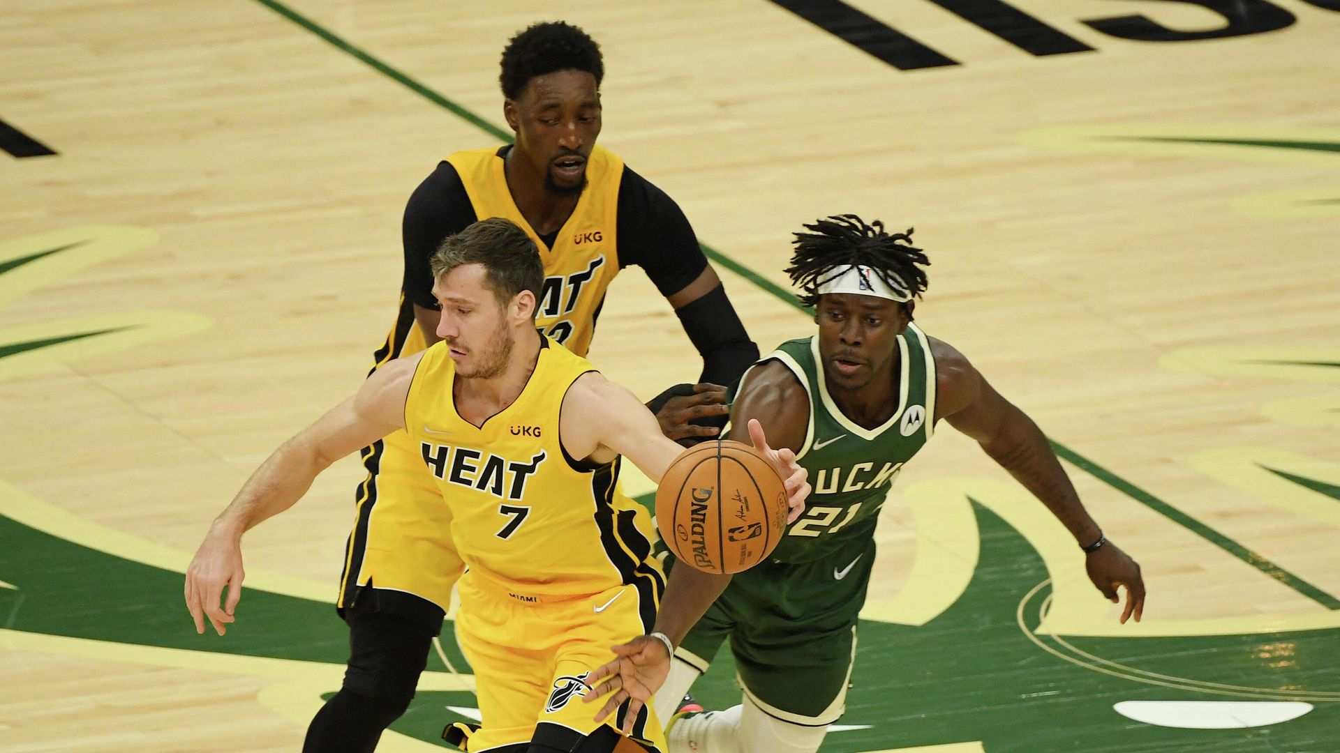 MILWAUKEE, WISCONSIN - MAY 22: Jrue Holiday #21 of the Milwaukee Bucks knocks the basketball away from Goran Dragic #7 of the Miami Heat during Game 1 of their Eastern Conference first-round playoff series at Fiserv Forum on May 22, 2021 in Milwaukee, Wisconsin. NOTE TO USER: User expressly acknowledges and agrees that, by downloading and or using this photograph, User is consenting to the terms and conditions of the Getty Images License Agreement. Quinn Harris/Getty Images/AFP (Photo by Quinn Harris / GETTY IMAGES NORTH AMERICA / Getty Images via AFP) MILWAUKEE, WISCONSIN - MAY 22: Jrue Holiday #21 of the Milwaukee Bucks knocks the basketball away from Goran Dragic #7 of the Miami Heat during Game 1 of their Eastern Conference first-round playoff series at Fiserv Forum on May 22, 2021 in Milwaukee, Wisconsin. NOTE TO USER: User expressly acknowledges and agrees that, by downloading and or using this photograph, User is consenting to the terms and conditions of the Getty Images License Agreement. Quinn Harris/Getty Images/AFP (Photo by Quinn Harris / GETTY IMAGES NORTH AMERICA / Getty Images via AFP) - РИА Новости, 1920, 23.05.2021