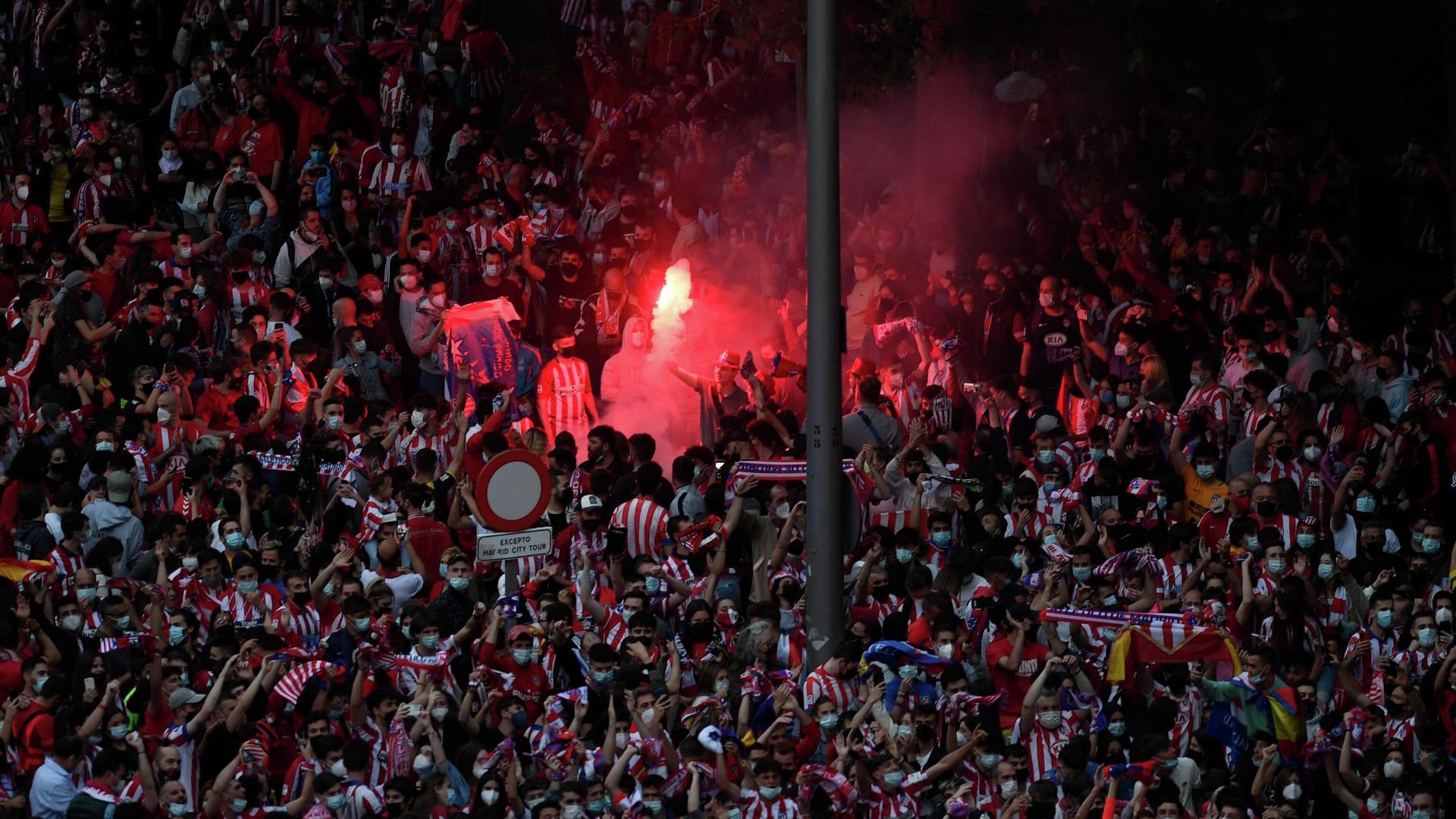 Supporters light flares after Atletico Madrid won the Spanish Liga Championship title on May 22, 2021 in Madrid. - Atletico Madrid were crowned La Liga champions for the first time since 2014 as veteran striker Luis Suarez scored the winner in a 2-1 victory over Valladolid. (Photo by OSCAR DEL POZO / AFP) Supporters light flares after Atletico Madrid won the Spanish Liga Championship title on May 22, 2021 in Madrid. - Atletico Madrid were crowned La Liga champions for the first time since 2014 as veteran striker Luis Suarez scored the winner in a 2-1 victory over Valladolid. (Photo by OSCAR DEL POZO / AFP) - РИА Новости, 1920, 23.05.2021
