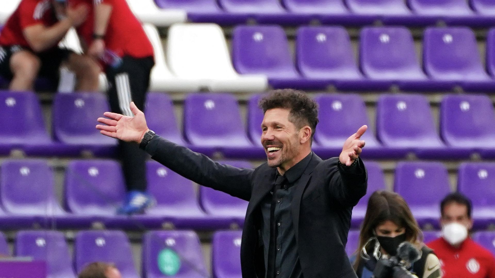 Atletico Madrid's Argentine coach Diego Simeone celebrates after winning the Spanish league football match against Real Valladolid FC and the Liga Championship title at the Jose Zorilla stadium in Valladolid on May 22, 2021. (Photo by CESAR MANSO / AFP) Atletico Madrid's Argentine coach Diego Simeone celebrates after winning the Spanish league football match against Real Valladolid FC and the Liga Championship title at the Jose Zorilla stadium in Valladolid on May 22, 2021. (Photo by CESAR MANSO / AFP) - РИА Новости, 1920, 23.05.2021