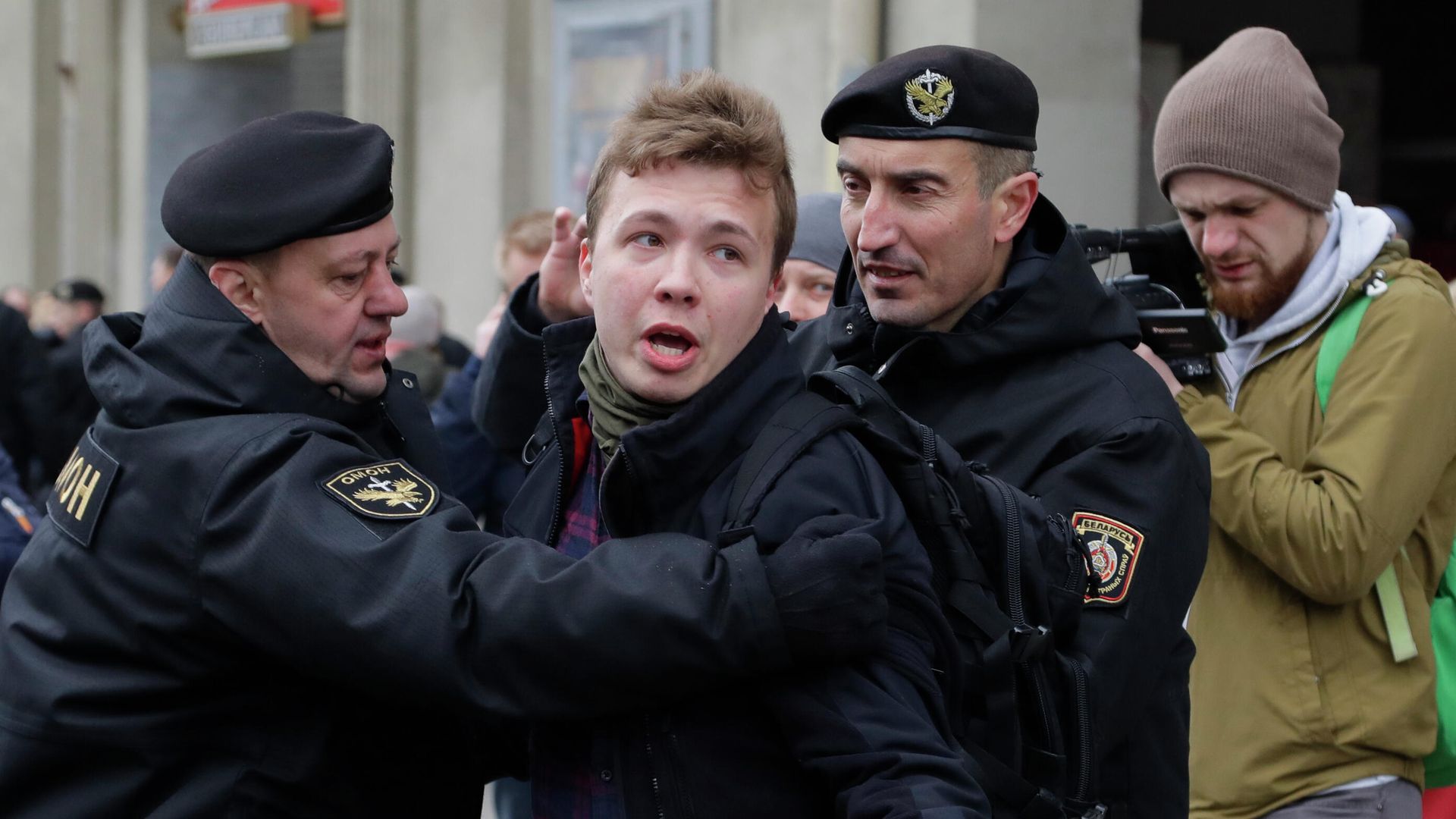 Сотрудники правоохранительных органов Белоруссии задерживают активиста Романа Протасевича - РИА Новости, 1920, 26.05.2021